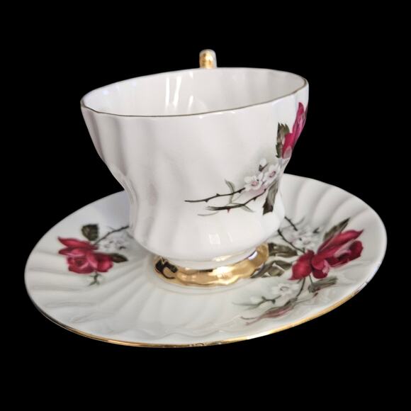 Queen Anne Bone China England Rose Teacup & Saucer Set Gold Trim - Picture 3 of 9